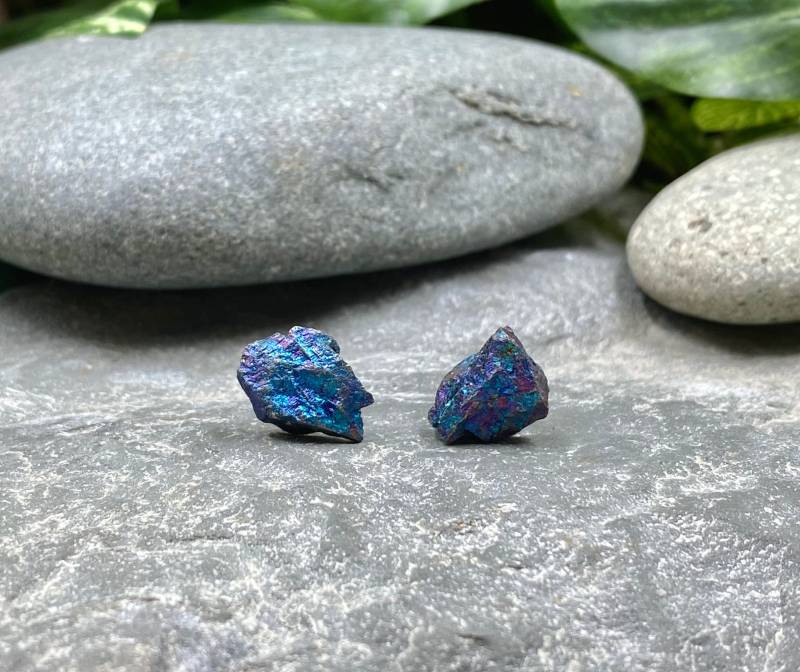 Regenbogen Peacock Ore Ohrstecker/Pfau Bornit Edelstein Schmuck Kristallheilung Boho Regenbogen Peacock Ore Ohrstecker/Pfau Bornit Edelstein Schmuck Kristallheilung Boho von EarthPlayStudios