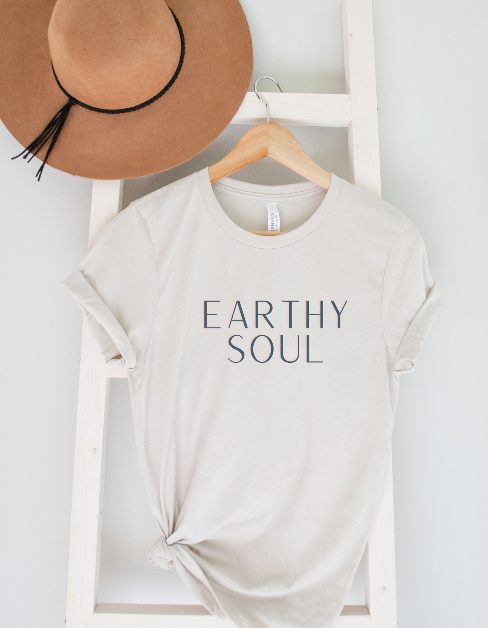 T-Shirt Earthy Vibes, Damen-T-Shirt, Damenshirt, Boho, Hippie-Shirt, Damen-Grafik-T-Shirts, Boho-T-Shirt von EarthRevivalDesign
