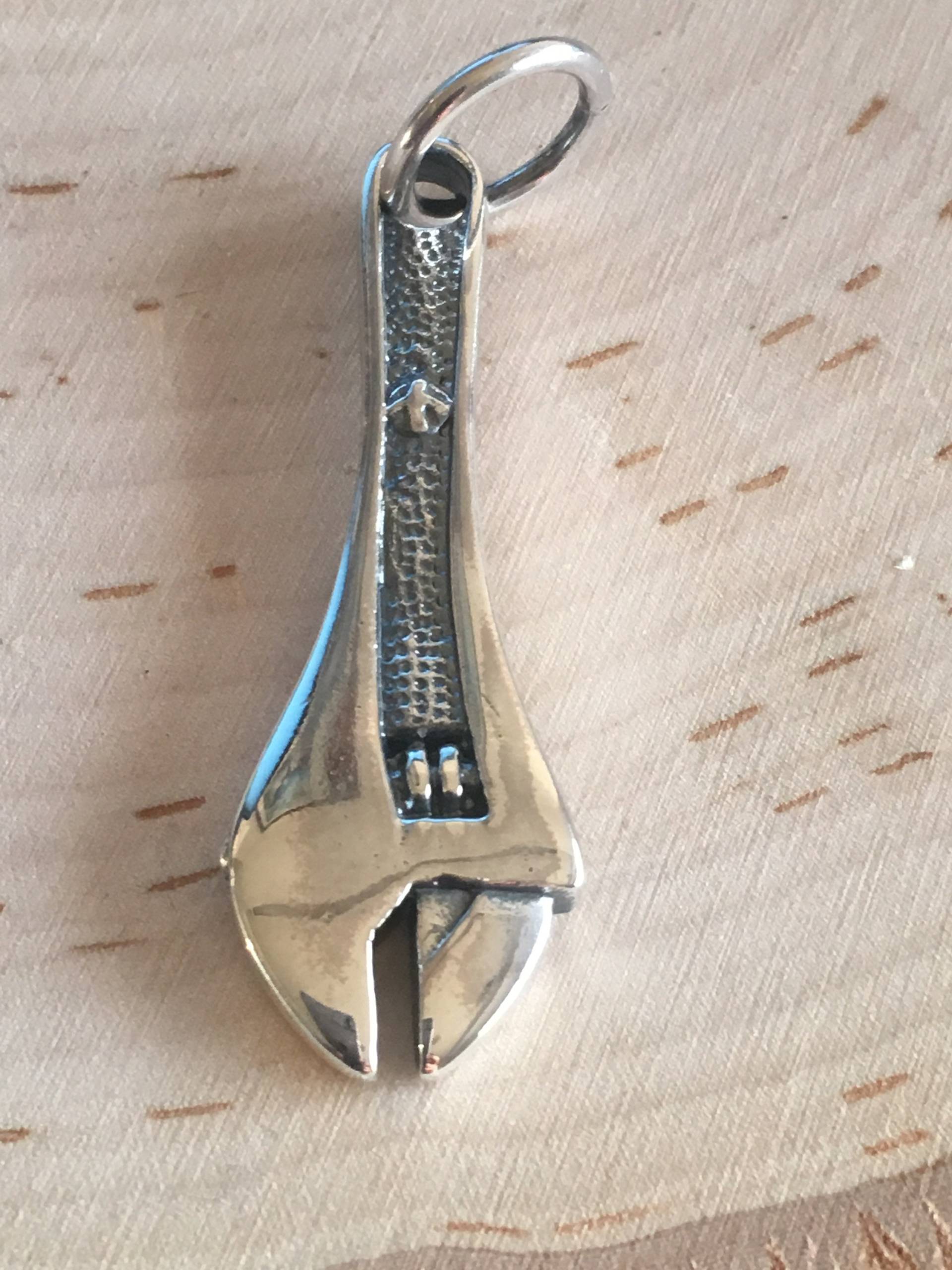 Hbss1551Wrnchpndt - Für Ihn 15 Mm X 51 Schwere Wrench Shaped Anhänger in 925 Silber. Verkauft Einzeln Hbss1551Wrnchpndt - Für Ihn 15 Mm X 51 Schwere Wrench Shaped Anhänger in 925 Silber. Verkauft Einzeln von EarthStoneFind