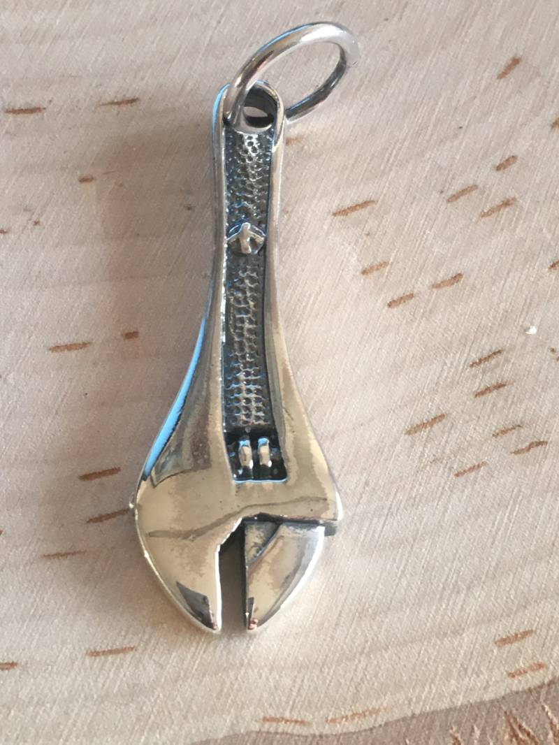 Hbss1551Wrnchpndt - Für Ihn 15 Mm X 51 Schwere Wrench Shaped Anhänger in 925 Silber. Verkauft Einzeln Hbss1551Wrnchpndt - Für Ihn 15 Mm X 51 Schwere Wrench Shaped Anhänger in 925 Silber. Verkauft Einzeln von EarthStoneFind