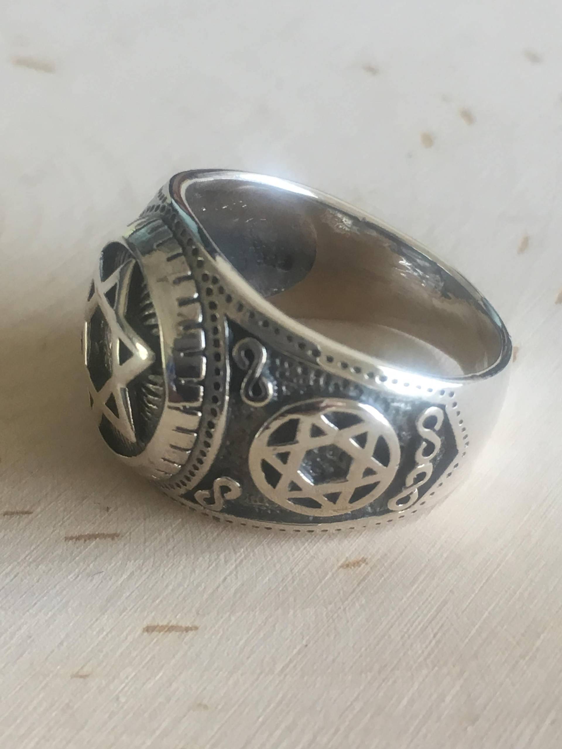 Hbssdavidstrinfty169Ring - Für Ihn Ring Mit David Star Und Infinity in 925 Oxidiertes Silber 16 Mm Obere Breite, Einzeln Verkauft Hbssdavidstrinfty169Ring - Für Ihn Ring Mit David Star Und Infinity in 925 Oxidiertes Silber 16 Mm Obere Breite, Einzeln Verkauft von EarthStoneFind