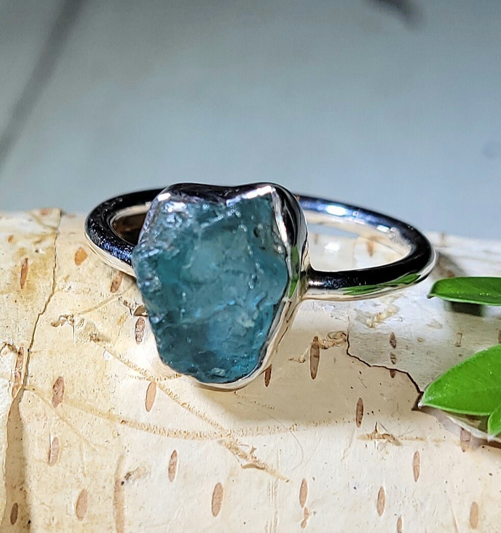 Natürliche Bestnote Blau Rough Cut Apatit Handgemachte .925 Sterling Silber Ring Größe 8, 5 4 Gramm 1/2 "x 3/8" An48." von EarthStonzCo