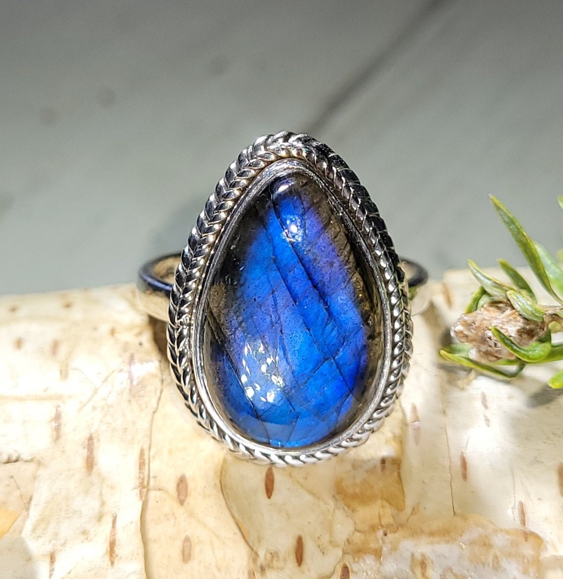 Natürliche High Grade Blue Flash Birne Labradorit Handmade .925 Sterling Silber Ring Größe 7, 5 6 Gramm 7/8 "x 5/8" Al 46 von EarthStonzCo