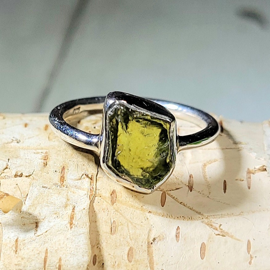 Natürliche Premium Rough Cut Grün Peridot Ring Handmade .925 Sterling Silber Größe 14, 5 3 Gramm 7/16 "x 5/16" An 47" von EarthStonzCo