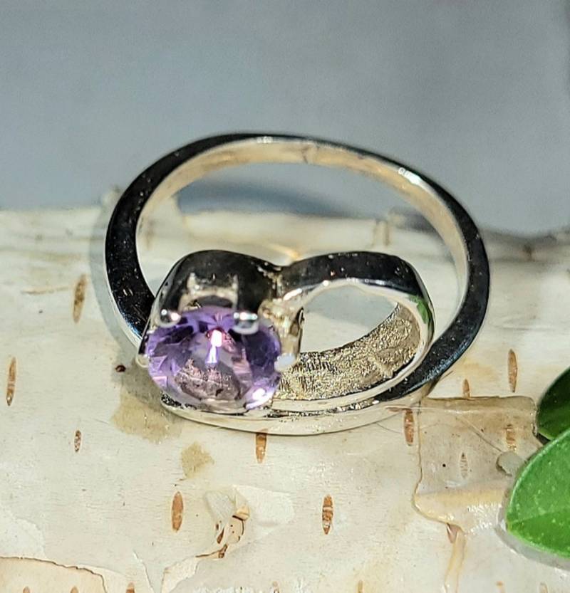 Natürlicher Runder Geschnittener Amethyst.925 Sterlingsilber-Ring Größe 5 3 Gramm 1/2 "x 1/2" N37 von EarthStonzCo