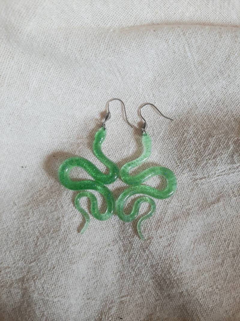 Grüne Schlangenohrringe von EarthboundCraftsDE