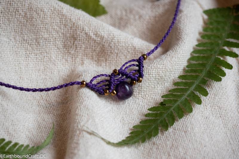 Purple Macrame Necklace With Amethyst von EarthboundCraftsDE