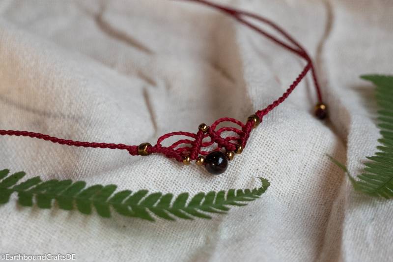 Red Macrame Necklace With Garnet von EarthboundCraftsDE
