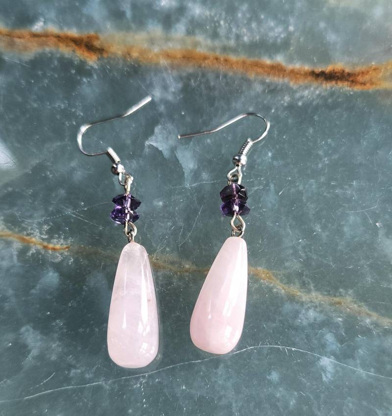 25% Sale Rosenquarz Hängeohrringe Mit Hochwertigen Amethyst-Akzenten 25% Sale Rosenquarz Hängeohrringe Mit Hochwertigen Amethyst-Akzenten von Earthcentricity