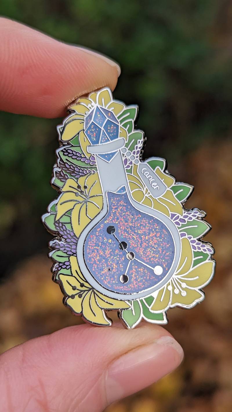 Krebs Sternzeichen Trank Flasche Emaille Pin | Glitzer Sternbild Kristall Anstecknadel Krebs Sternzeichen Trank Flasche Emaille Pin | Glitzer Sternbild Kristall Anstecknadel von EarthenAlchemyShoppe
