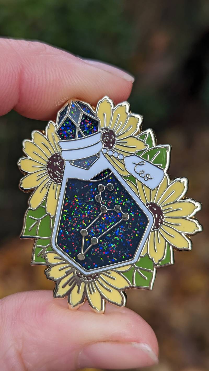 Löwe Sternzeichen Trank Flasche Emaille Pin | Glitzer Sternbild Kristall Geschenke Für Sie Löwe Sternzeichen Trank Flasche Emaille Pin | Glitzer Sternbild Kristall Geschenke Für Sie von EarthenAlchemyShoppe