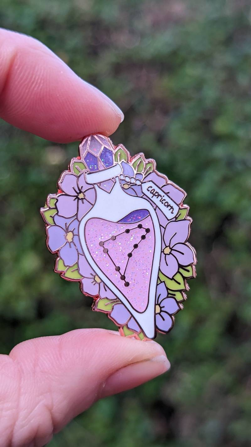 Steinbock Sternzeichen Trank Flasche Emaille Pin | Glitzer Sternbild Kristall Geschenk Für Sie Steinbock Sternzeichen Trank Flasche Emaille Pin | Glitzer Sternbild Kristall Geschenk Für Sie von EarthenAlchemyShoppe