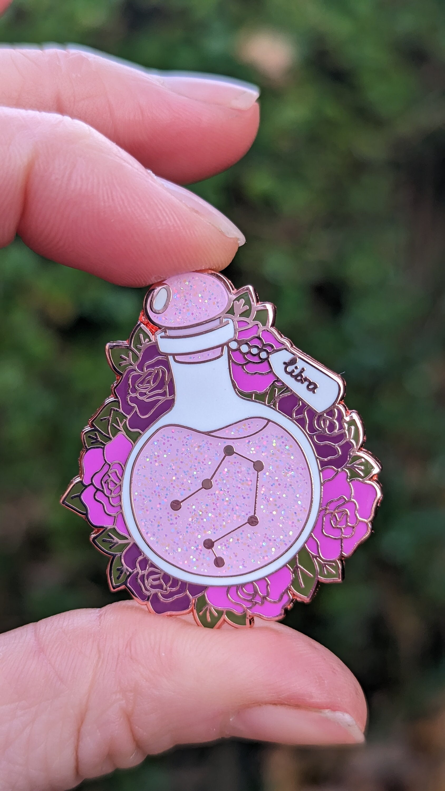 Sternzeichen Waage Trank Flasche Emaille Pin | Glitzer Sternbild Kristall Geschenke Für Sie Sternzeichen Waage Trank Flasche Emaille Pin | Glitzer Sternbild Kristall Geschenke Für Sie von EarthenAlchemyShoppe