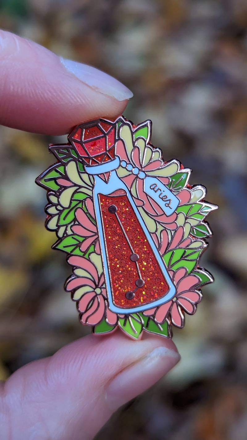 Widder Sternzeichen Trank Flasche Emaille Pin | Glitzer Sternbild Kristall Anstecknadel Abzeichen Widder Sternzeichen Trank Flasche Emaille Pin | Glitzer Sternbild Kristall Anstecknadel Abzeichen von EarthenAlchemyShoppe