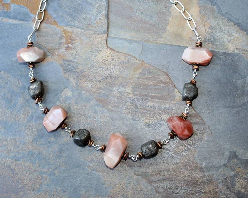 Rustikale Stein Halskette, Mondsteinhalskette, Pyrithalskette, Naturstein-Halskette, Pfirsich, Braune Rohe Halskette von EarthlyBaubles