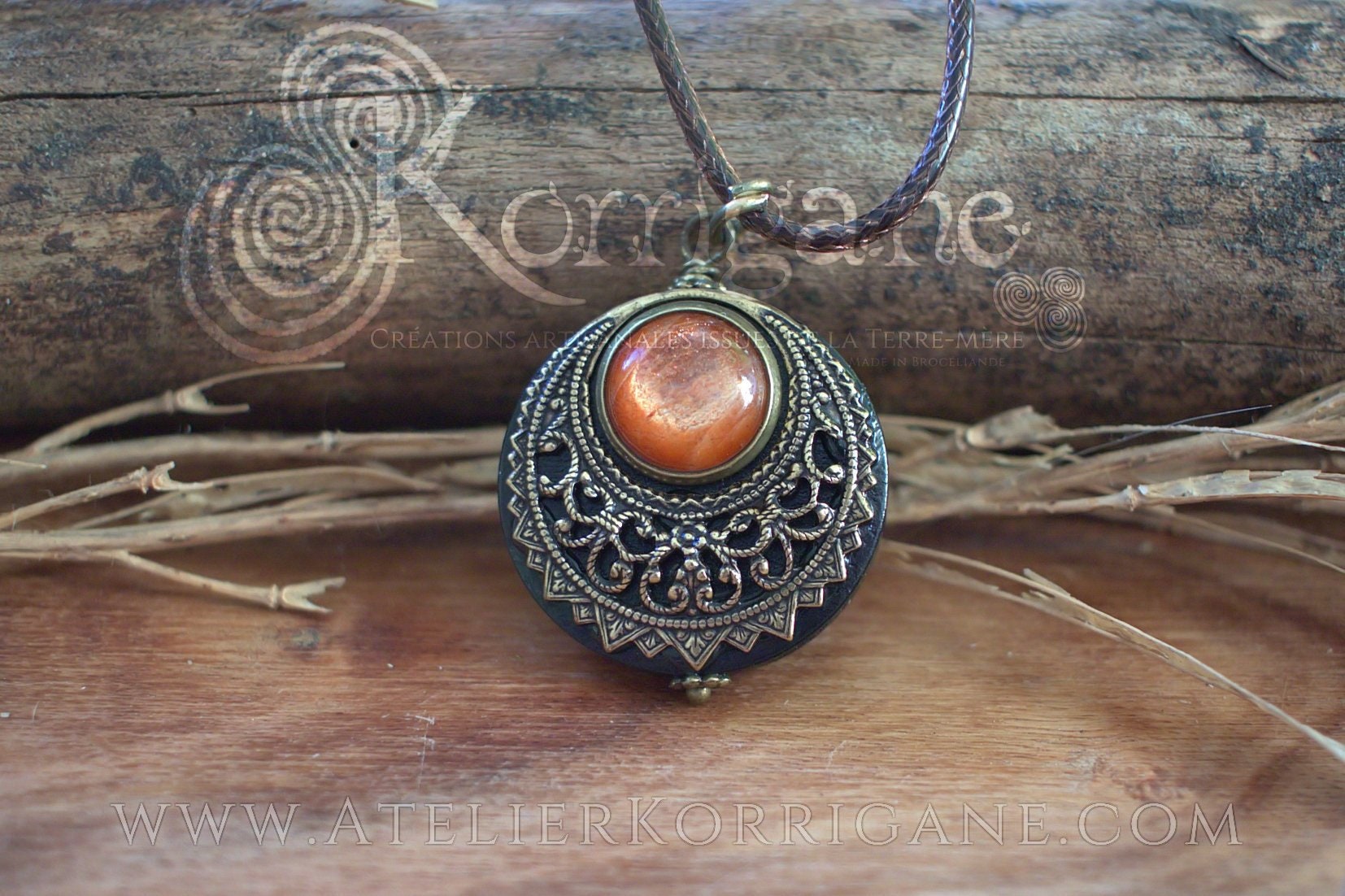 Amulet "Lleuad" With A Real Sunstone - Talisman Lune Pagan Triple Goddess Amulet "Lleuad" With A Real Sunstone - Talisman Lune Pagan Triple Goddess von EarthlyMoonCrafts