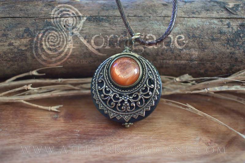 Amulet "Lleuad" With A Real Sunstone - Talisman Lune Pagan Triple Goddess Amulet "Lleuad" With A Real Sunstone - Talisman Lune Pagan Triple Goddess von EarthlyMoonCrafts