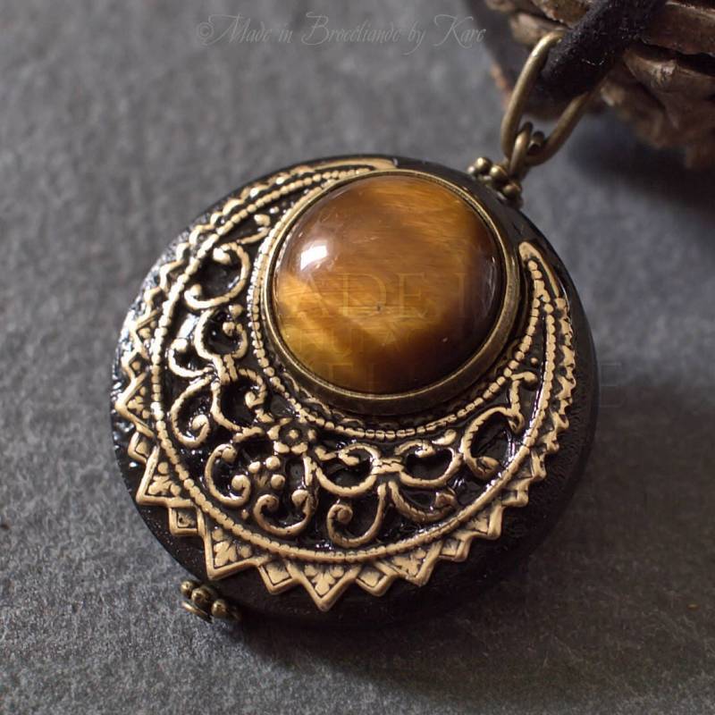 Amulet Protection Necklace Pendant "Lleuad" Tiger's Eye Moon Wicca - Wood Brass Gemstone Pagan Triple Goddess Amulet Protection Necklace Pendant "Lleuad" Tiger's Eye Moon Wicca - Wood Brass Gemstone Pagan Triple Goddess von EarthlyMoonCrafts