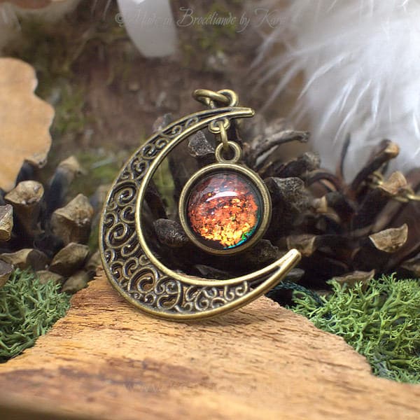 Necklace "Gealaí" Celtic Moonlight - Holographic Effects On The Cabochon Colors Change & Bronze Necklace "Gealaí" Celtic Moonlight - Holographic Effects On The Cabochon Colors Change & Bronze von EarthlyMoonCrafts