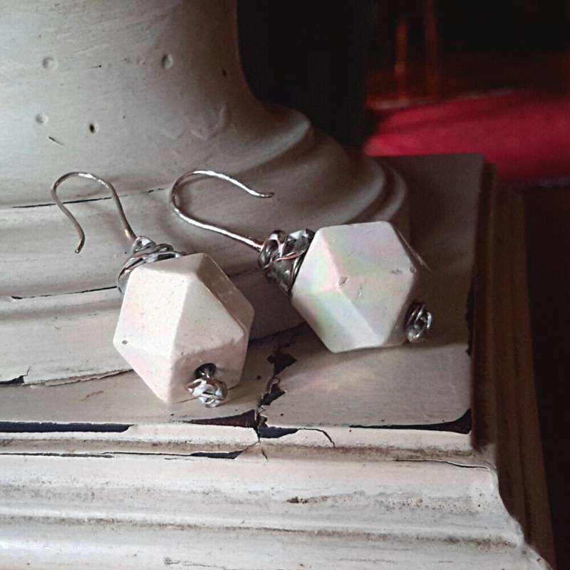 Vintage Ohrringe Schickes Upcycled Porzellan Perlen Schäbig Weiß von EarthsAzores