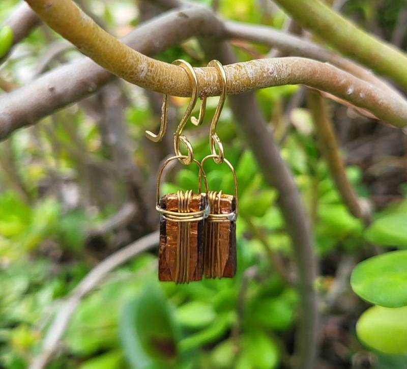 Zierliche Handgefertigte Kupfer Und Messing Gewickelte Holz Ohrringe von EarthsBearings