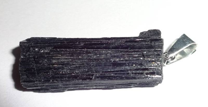 Roher Schwarzer Turmalin Rohedelstein-Anhänger Roher Schwarzer Turmalin Rohedelstein-Anhänger von EarthsRocks