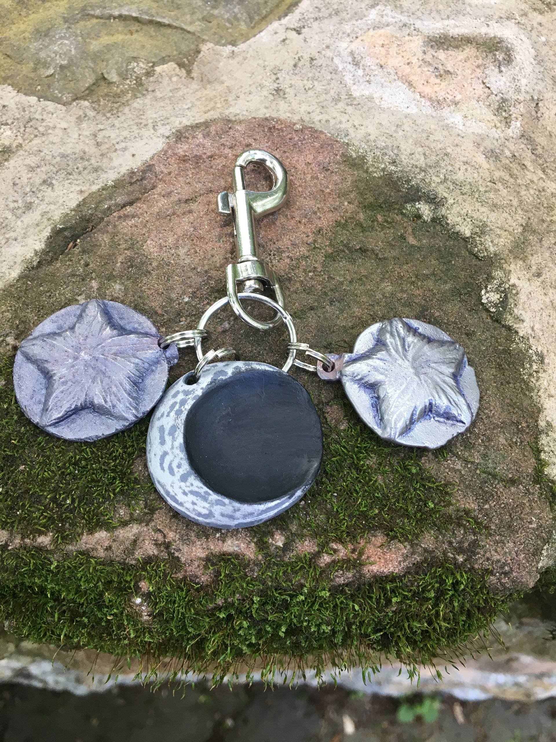 Mond Und Sterne Charms, Mond Charm, Stern Charm, Celestrial Charms, Wicca Charms, Nachthimmel, Halbmond, Viertelmond, Sandguss Schmuck, Wiccan Mond Und Sterne Charms, Mond Charm, Stern Charm, Celestrial Charms, Wicca Charms, Nachthimmel, Halbmond, Viertelmond, Sandguss Schmuck, Wiccan von Earthwornware