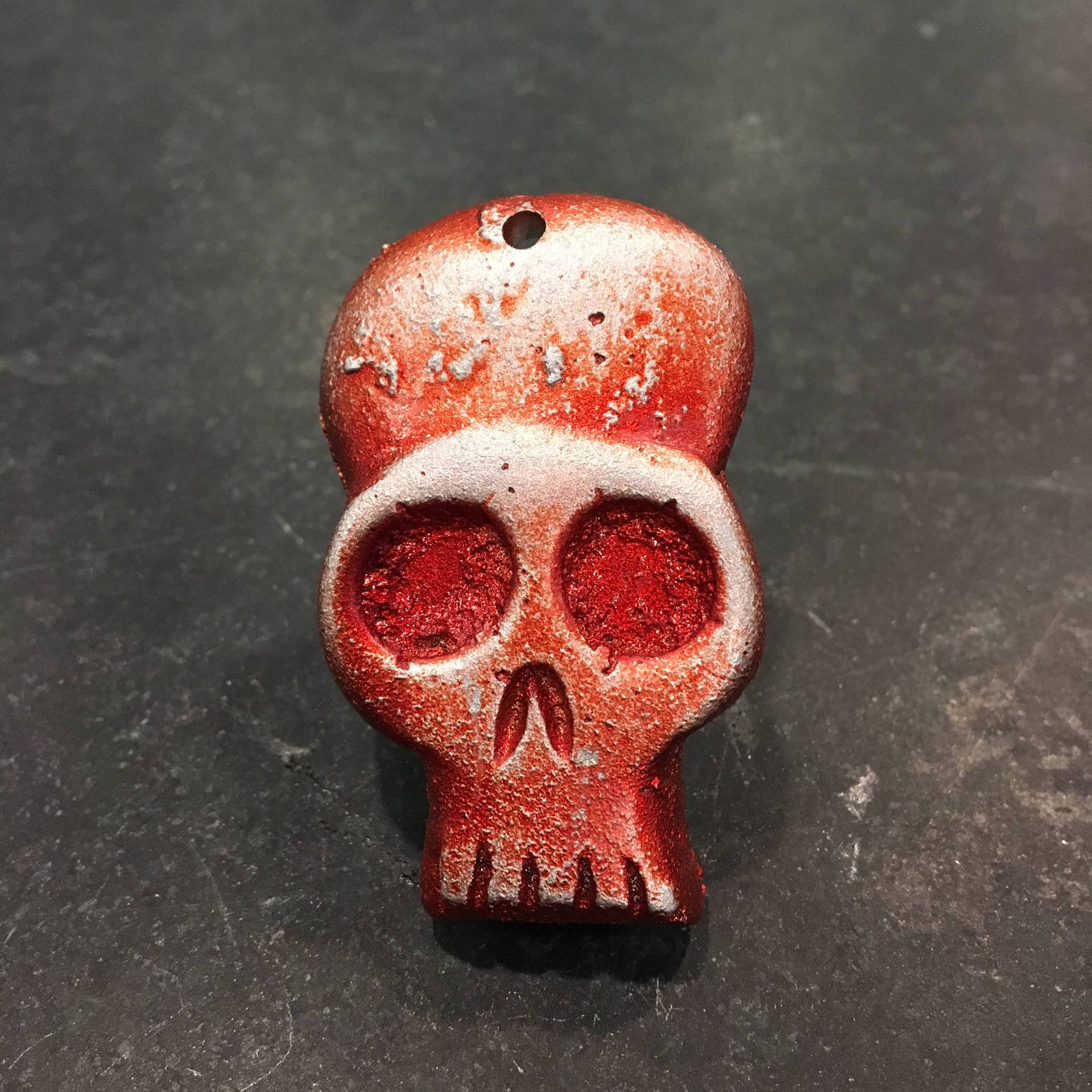 Totenkopf Halskette, Anhänger, Schlüsselanhänger, Roter Totenkopf, Metallschädel, Schmuck, Alte Knochen Halskette Totenkopf Halskette, Anhänger, Schlüsselanhänger, Roter Totenkopf, Metallschädel, Schmuck, Alte Knochen Halskette von Earthwornware