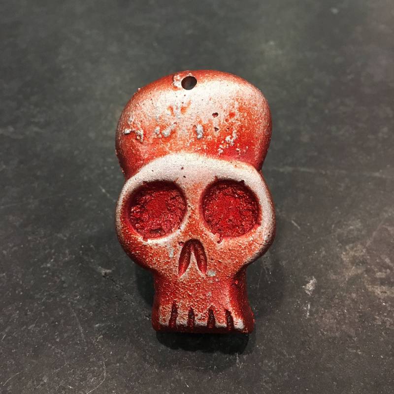 Totenkopf Halskette, Anhänger, Schlüsselanhänger, Roter Totenkopf, Metallschädel, Schmuck, Alte Knochen Halskette von Earthwornware