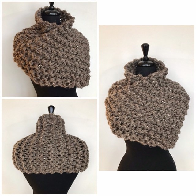 Gestricktes Dreieckstuch in Der Farbe Grau Gestricktes Dreieckstuch in Der Farbe Grau von EarthyEcoStyle