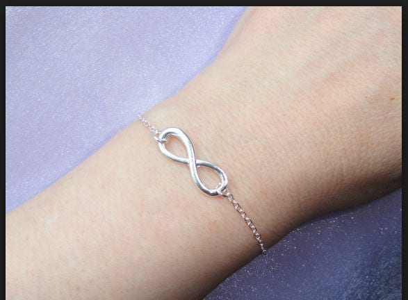 Silber Infinity Armband Silber Infinity Armband von EarthyEssenceJewelry