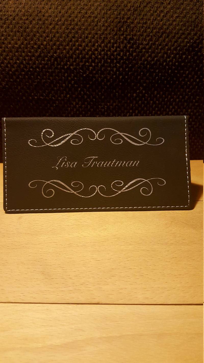 Personalisierte Scheckbuchhülle Aus Leder/Scheckbuchtasche Mit Monogramm Bankzubehör Bürobedarf Angepasst Finanzen Personalisierte Scheckbuchhülle Aus Leder/Scheckbuchtasche Mit Monogramm Bankzubehör Bürobedarf Angepasst Finanzen von EastCoastSignsllc