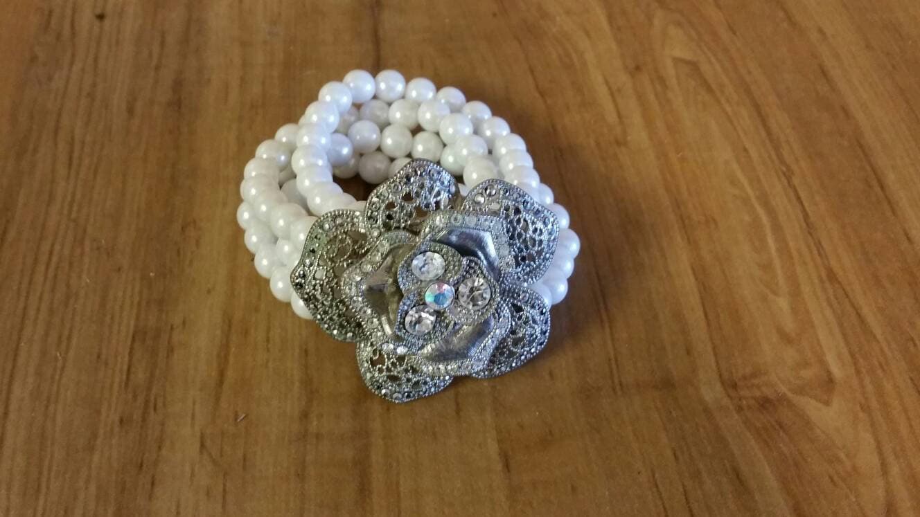 3 Strang Faux Perle Und Strass Silberfarbene Blume Expandable Perlen Armband Modeschmuck Mode Accessoire von EastIdahoCompany