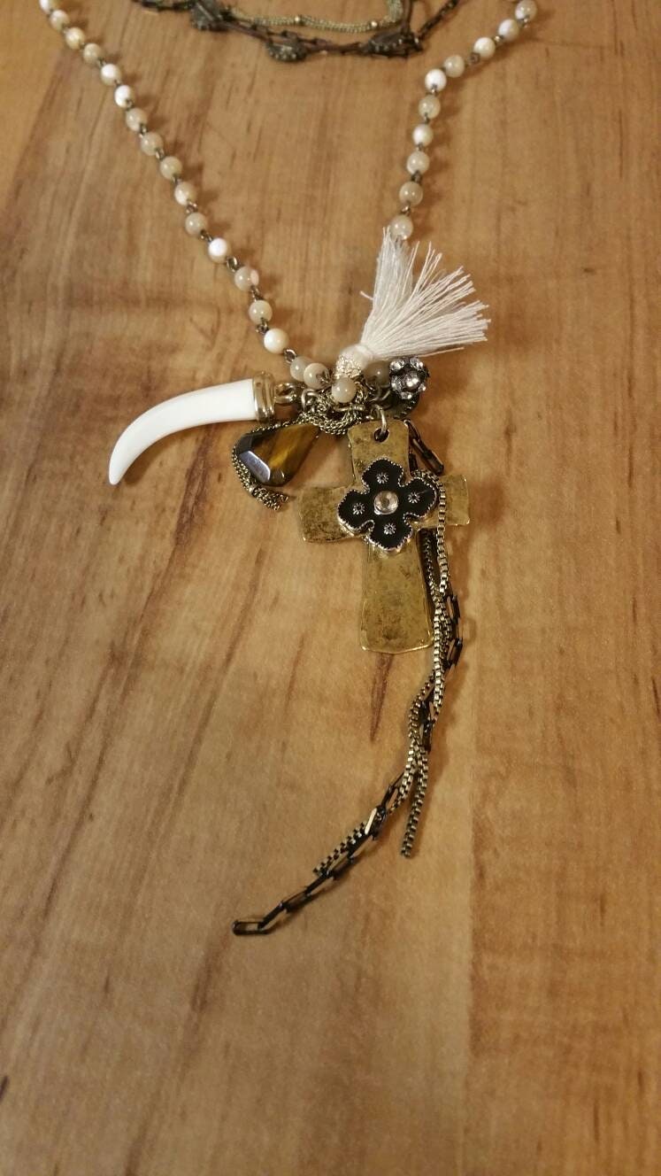 36 Zoll Vierfach-strang Faux Perle Und Messing Kreuz Quaste Halskette Modeschmuck Mode-Accessoire von EastIdahoCompany