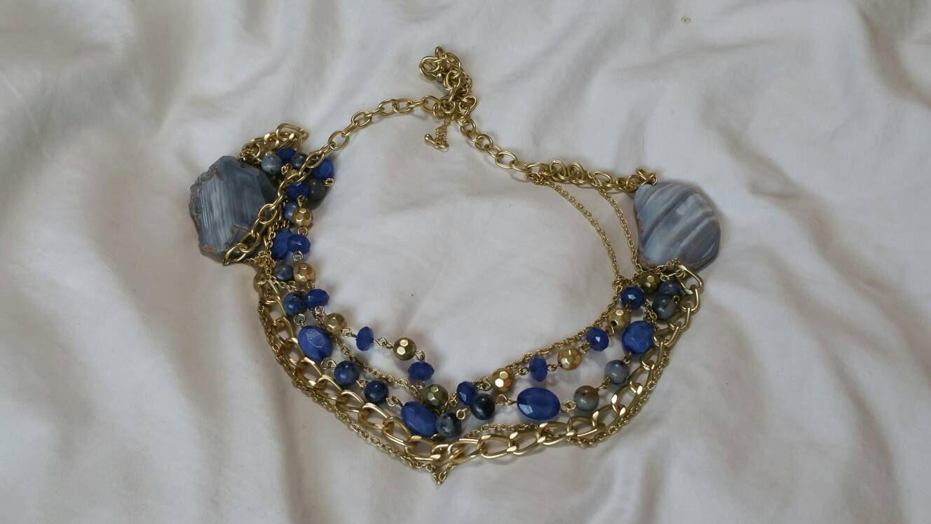 84 cm, Mehrsträngige Goldfarbene Halskette Mit Grauen Gestreiften Achat Steinen Und Denim Blauen Perlen, Modeschmuck, Mode-Accessoire von EastIdahoCompany