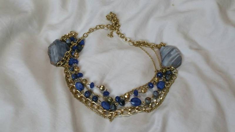 84 cm, Mehrsträngige Goldfarbene Halskette Mit Grauen Gestreiften Achat Steinen Und Denim Blauen Perlen, Modeschmuck, Mode-Accessoire 84 cm, Mehrsträngige Goldfarbene Halskette Mit Grauen Gestreiften Achat Steinen Und Denim Blauen Perlen, Modeschmuck, Mode-Accessoire von EastIdahoCompany