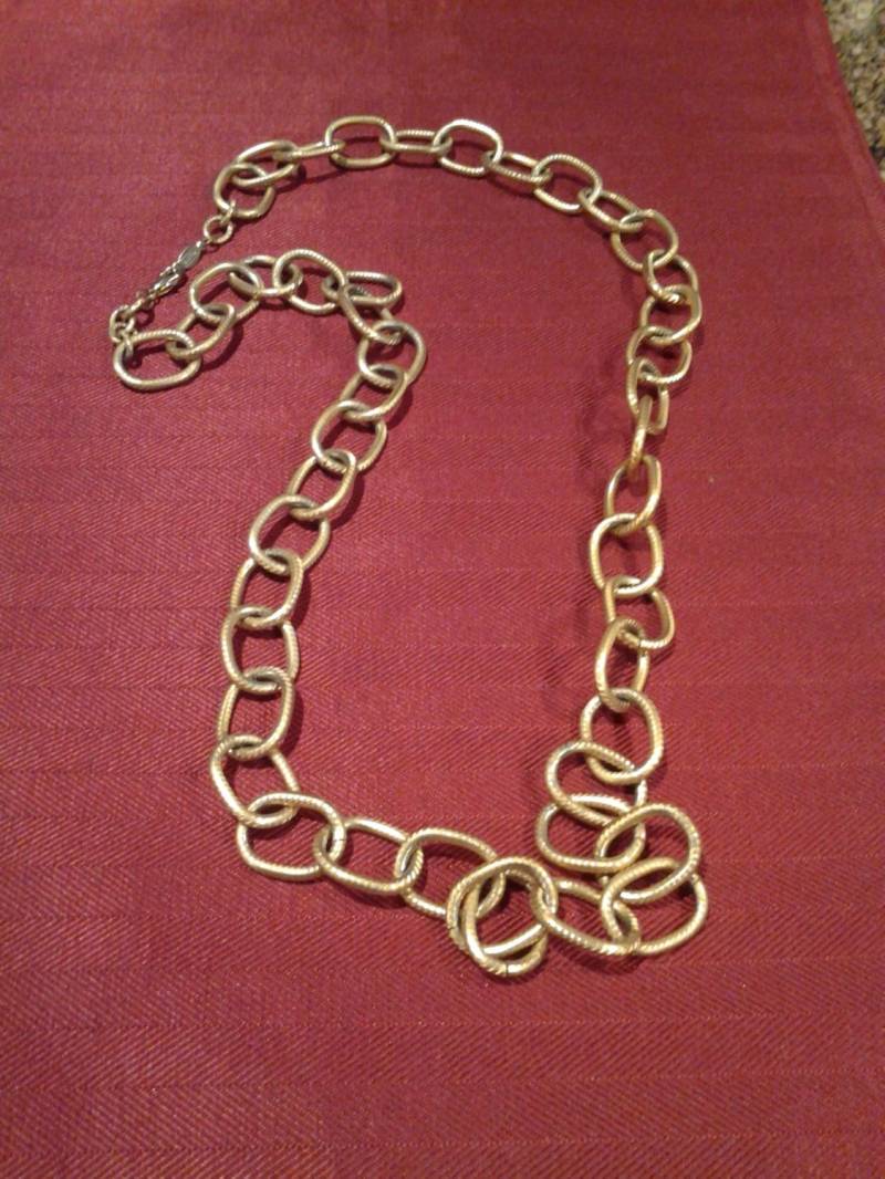 A V Max Of New York Große Oval Metall Gold Getönt 36-Zoll-Halskette Mode-Accessoire Modeschmuck von EastIdahoCompany