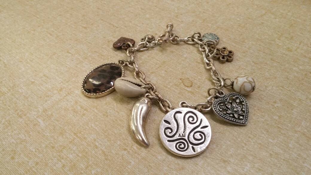 Ai Silberfarbenes Metall Mit Herz Und Tierhaut Charms Kette Toggle Style Armband Modeschmuck Mode Accessoire von EastIdahoCompany