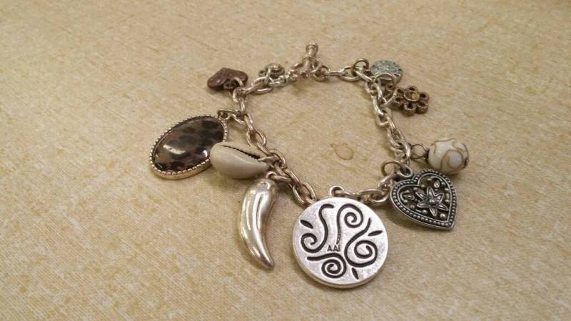 Ai Silberfarbenes Metall Mit Herz Und Tierhaut Charms Kette Toggle Style Armband Modeschmuck Mode Accessoire von EastIdahoCompany