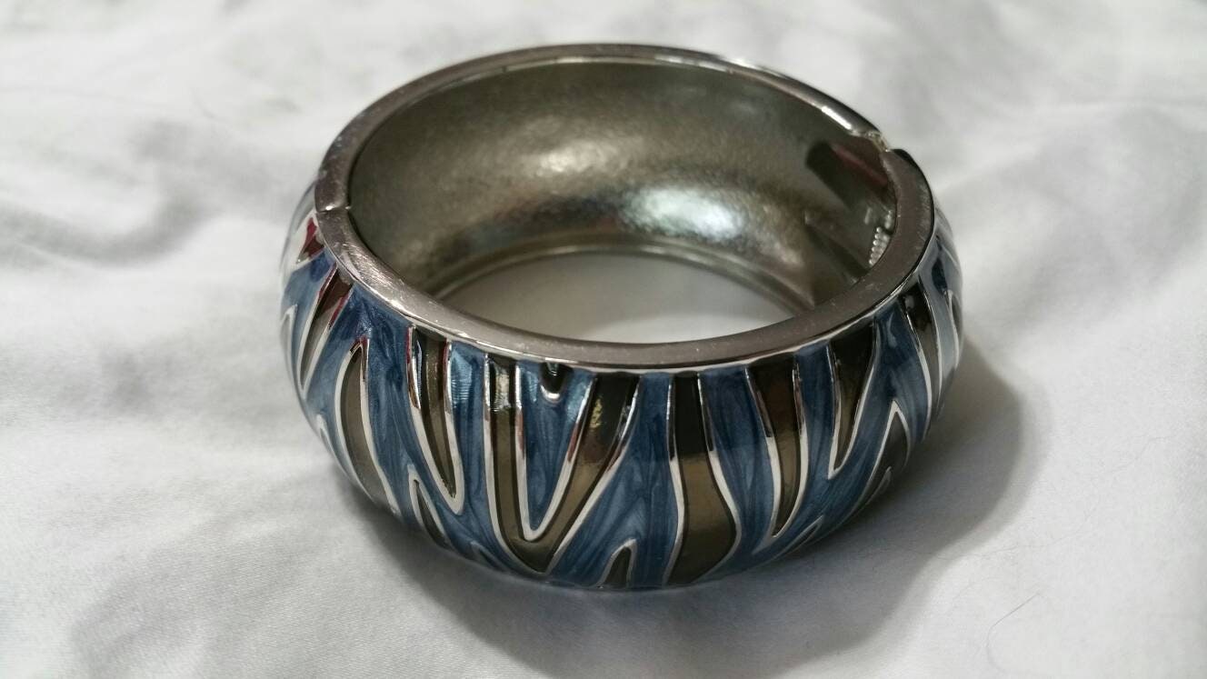 Animal Skin Style Frühling Geladen Blau Und Braun Silber Getönten Metall Runde Armreif Armband Modeschmuck Mode Accessoire von EastIdahoCompany