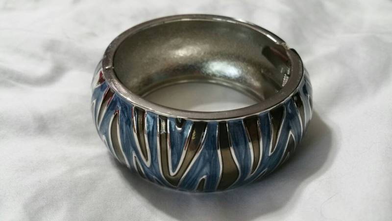 Animal Skin Style Frühling Geladen Blau Und Braun Silber Getönten Metall Runde Armreif Armband Modeschmuck Mode Accessoire von EastIdahoCompany