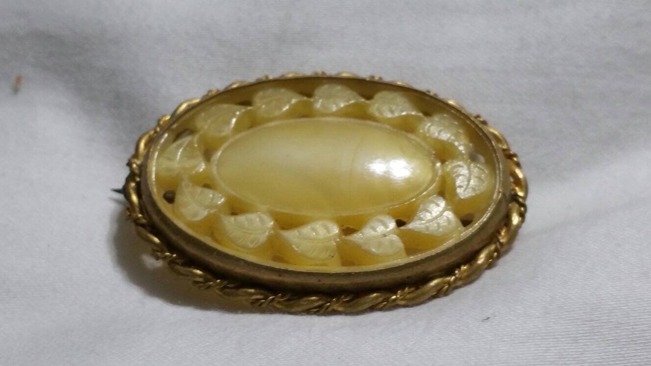 Antike 1930Er Jahre, Efeublatt Kranz, Gelbe Bakelit Brosche Mit Gold Getönten Rand, Vintage Pin, Mode-Accessoire, Flapper Style von EastIdahoCompany