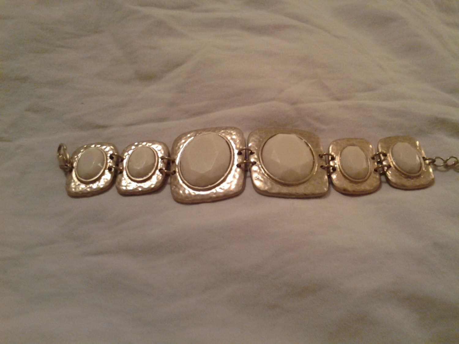 Armband Aus Goldfarbenem Und Cremefarbenem Metall Bakelit von EastIdahoCompany