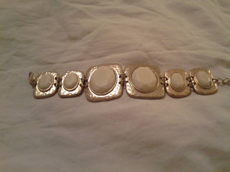 Armband Aus Goldfarbenem Und Cremefarbenem Metall Bakelit von EastIdahoCompany