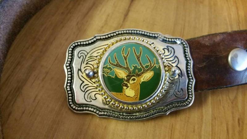 Artisan Handmade Western Style 40-Zoll-Brauner Ledergürtel Mit Maultierhirsch Silber Getönten Shinny Gürtelschnalle von EastIdahoCompany