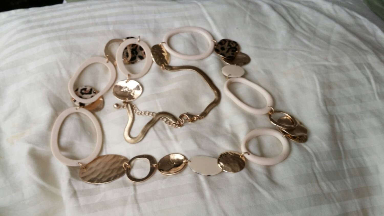 Auf Verkauf Estate Schmuck Elfenbein, Tier Print Und Gold Getönt 42 Zoll Lange Halskette Kostüm Mode Zubehör von EastIdahoCompany