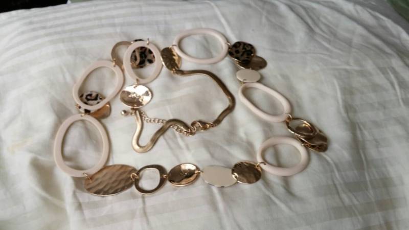 Auf Verkauf Estate Schmuck Elfenbein, Tier Print Und Gold Getönt 42 Zoll Lange Halskette Kostüm Mode Zubehör von EastIdahoCompany