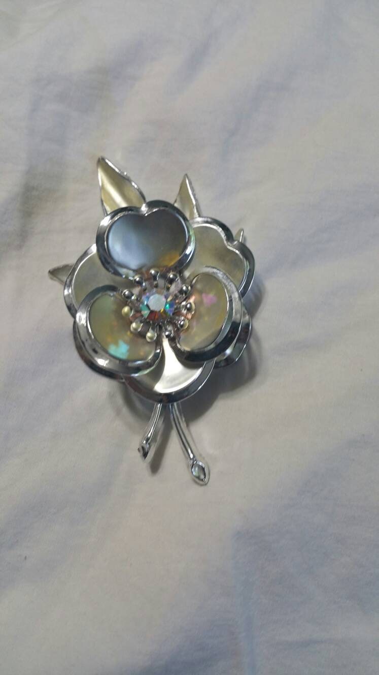 Aurora Borealis Mit Silberfarbenen Metall Blume Brosche Oder Pin Modeschmuck Mode Accessoire von EastIdahoCompany