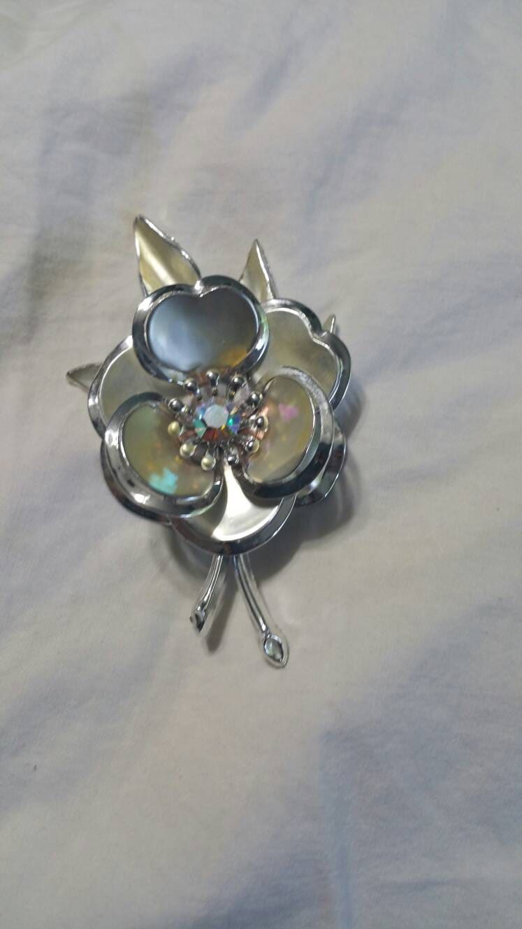 Aurora Borealis Mit Silberfarbenen Metall Blume Brosche Oder Pin Modeschmuck Mode Accessoire von EastIdahoCompany