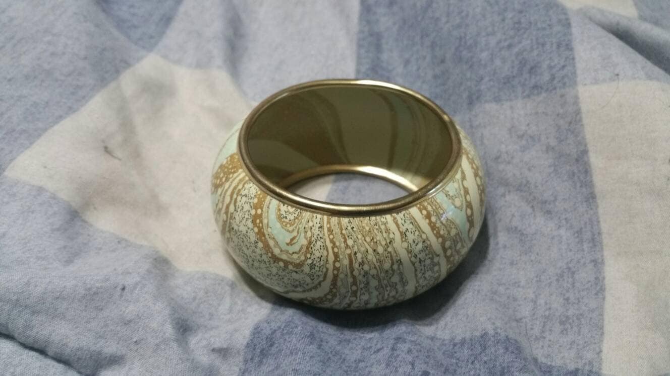 Blasses Gelb Und Grün Fließendes Wasser Design Mit Messing Armreif Armband Modeschmuck Mode Accessoire von EastIdahoCompany